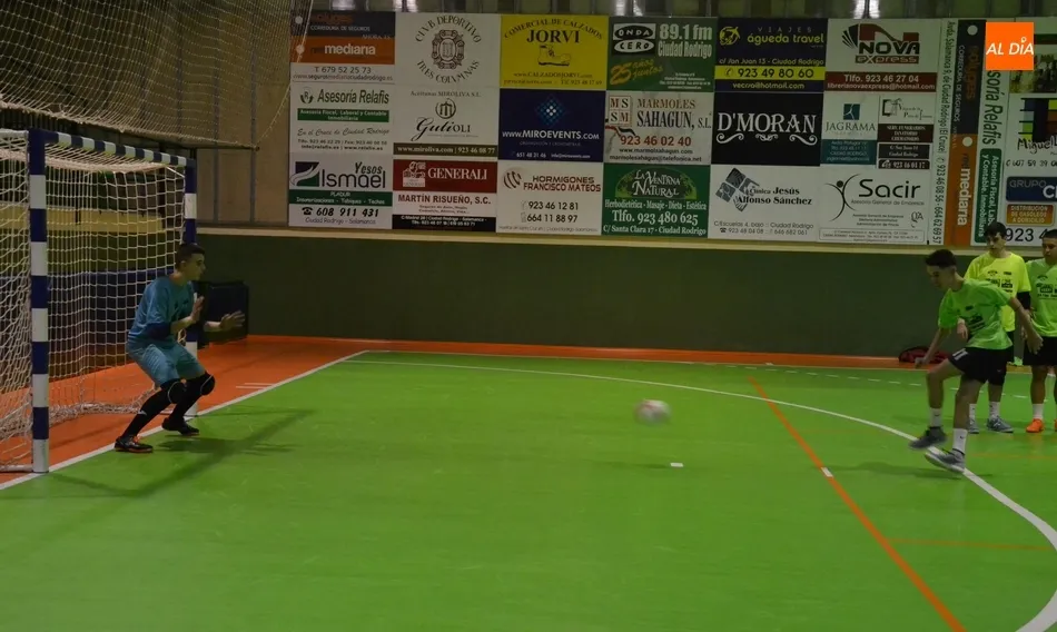Foto 7 - Los Amigos de &Aacute;lex se llevan en los penaltys el partido inaugural del 3&ordm; Torneo de ARCIU  