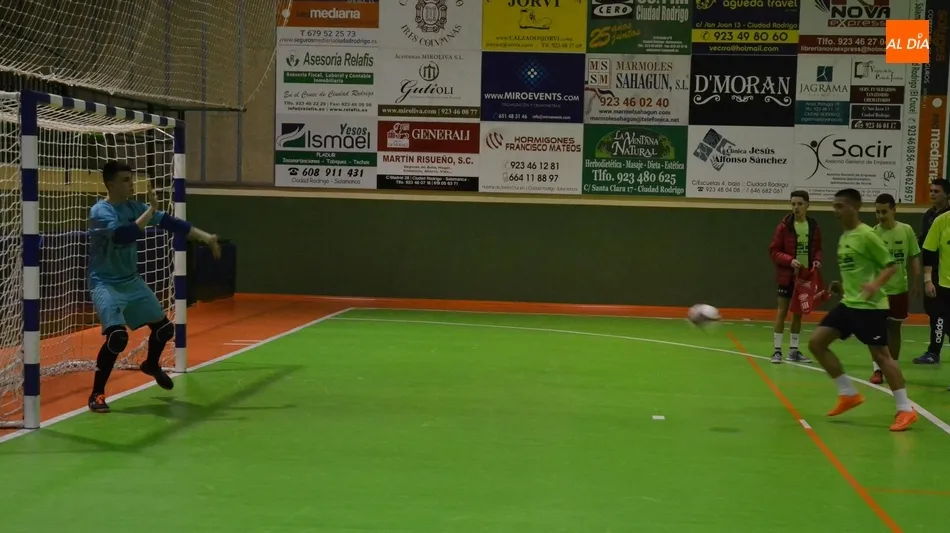 Foto 5 - Los Amigos de &Aacute;lex se llevan en los penaltys el partido inaugural del 3&ordm; Torneo de ARCIU  