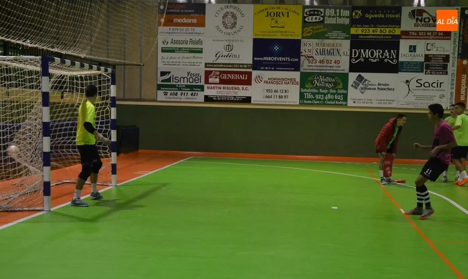 Foto 4 - Los Amigos de &Aacute;lex se llevan en los penaltys el partido inaugural del 3&ordm; Torneo de ARCIU  