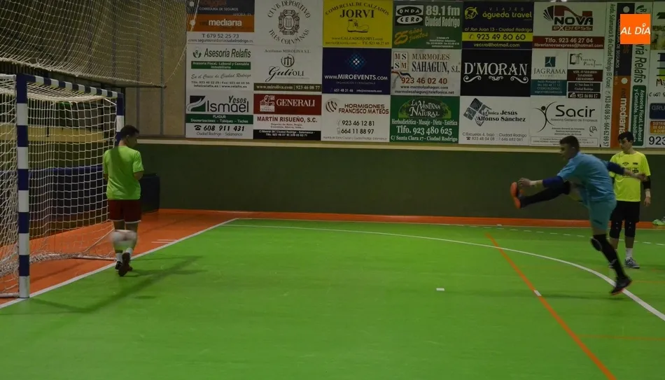 Foto 2 - Los Amigos de &Aacute;lex se llevan en los penaltys el partido inaugural del 3&ordm; Torneo de ARCIU  