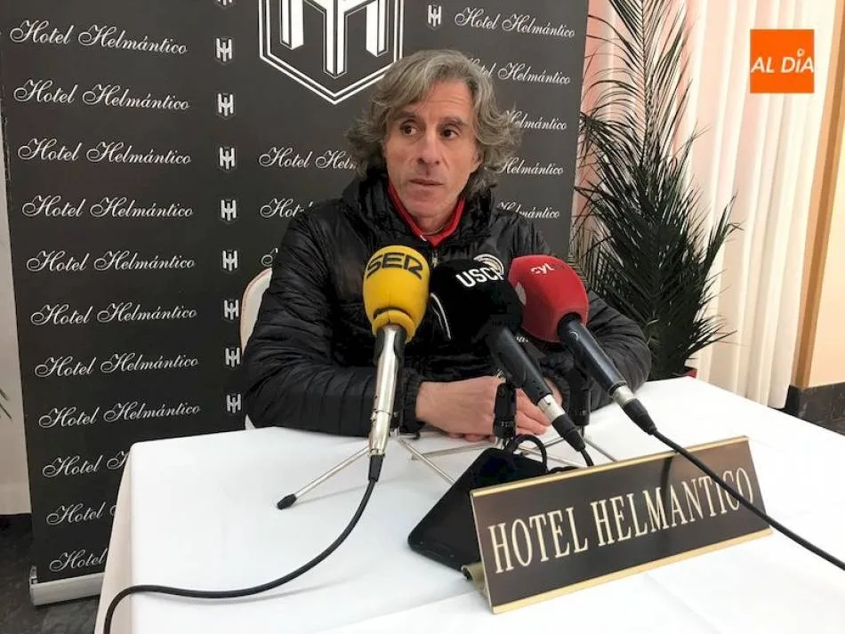 Roberto Aguirre, en una rueda de prensa