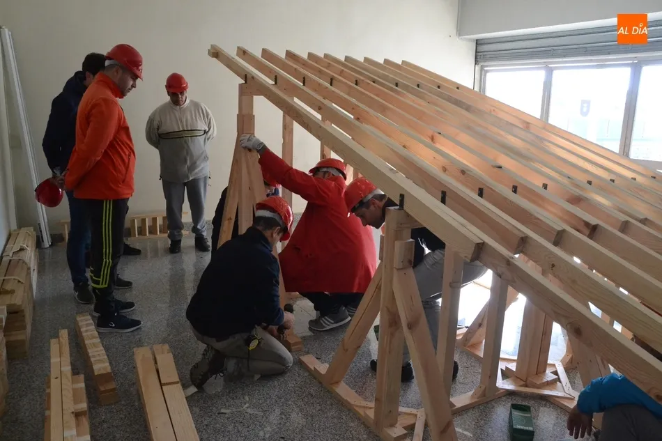 El Carnaval empapa la Navidad con el montaje del ‘primer’ tablao  