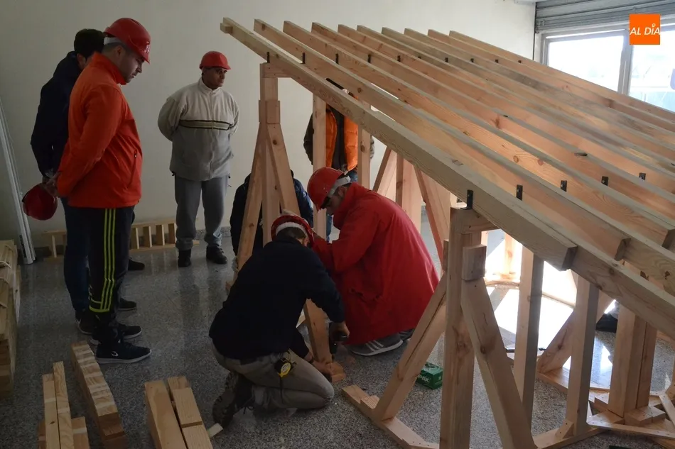 Foto 6 - El Carnaval empapa la Navidad con el montaje del &lsquo;primer&rsquo; tablao  