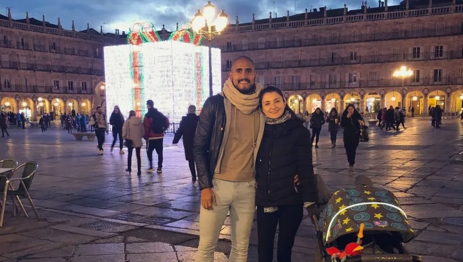 El jugador mexicano, David Izazola, junto a su mujer, en la Plaza Mayor de Salamanca