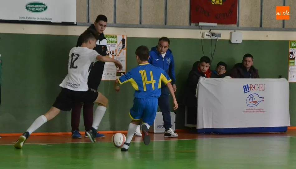 Foto 2 - Marat&oacute;n de f&uacute;tbol sala en Conde de Fox&aacute; para despedir el 2018  