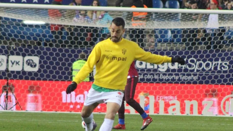 Antonio Pino, durante un calentamiento en el Vicente Calderón