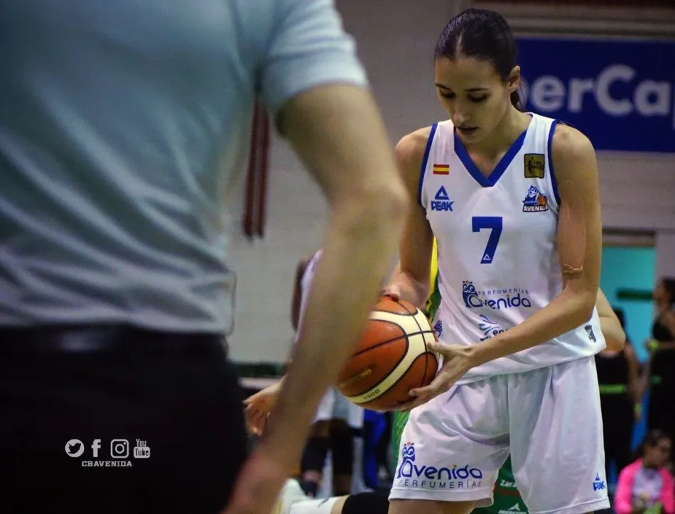 Belén Arrojo se prepara para lanzar un tiro libre / @CBAvenida