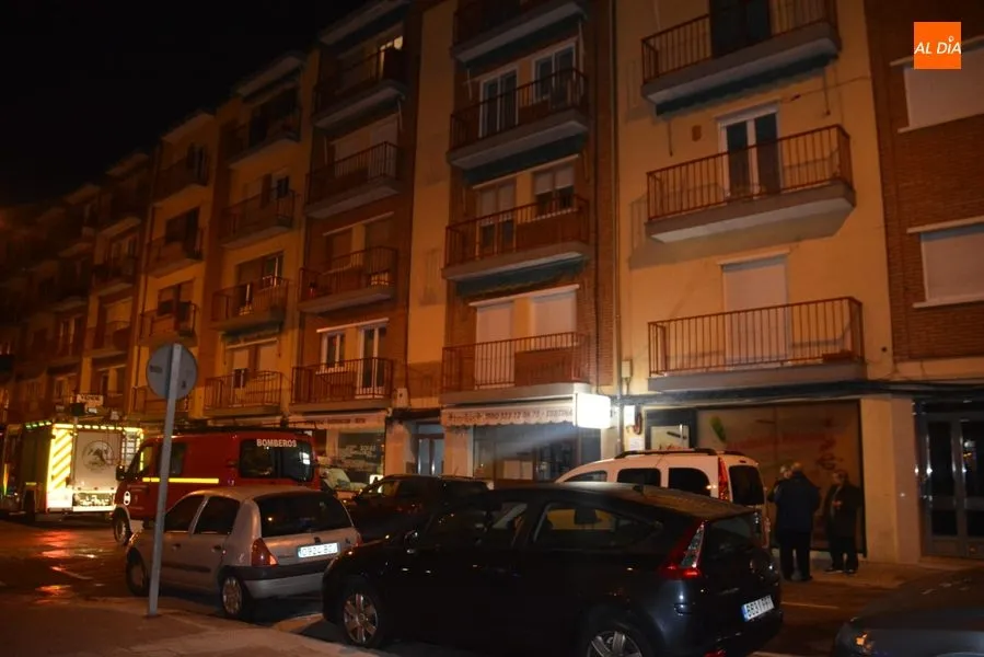 Camión de Bomberos de Salamanca frente al bloque de viviendas donde se ha producido el incendio / Foto: Lydia González.