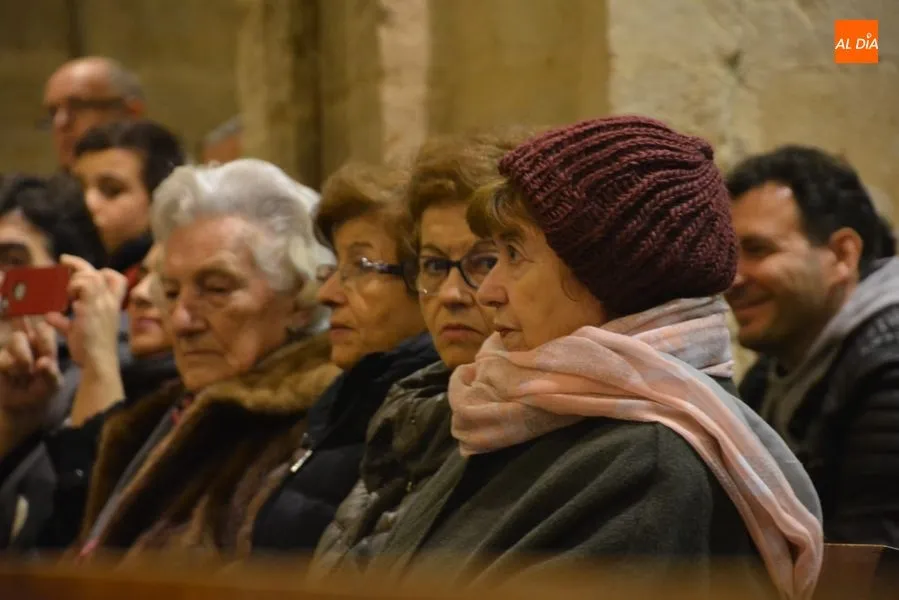 Foto 10 - Vocalis deslumbra en la iglesia del Carmen con su concierto navide&ntilde;o  
