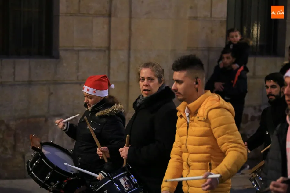 Foto 10 - Salamanca participa con &eacute;xito en una recogida de juguetes mediante un desfile ben&eacute;fico  