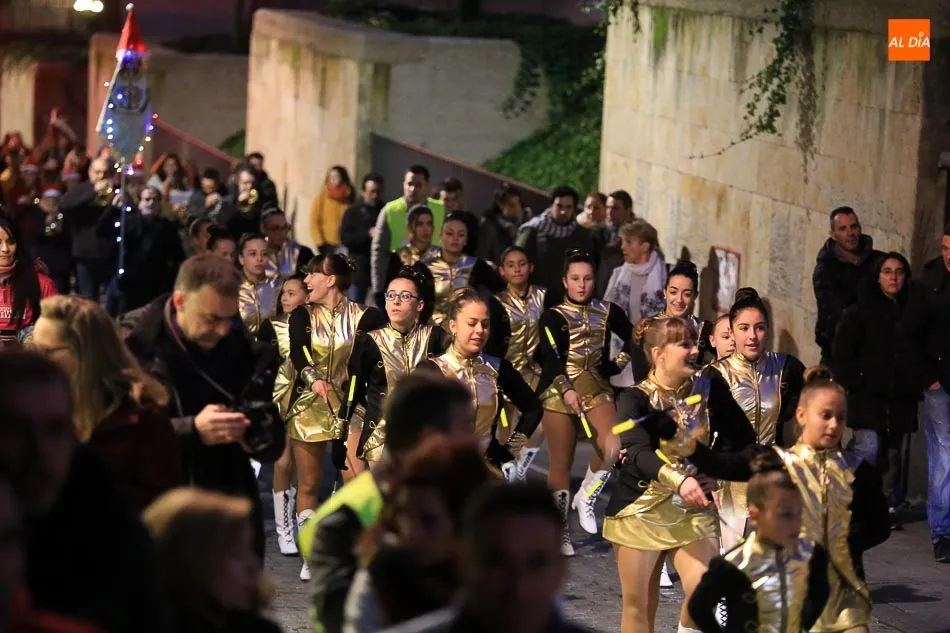Foto 8 - Salamanca participa con &eacute;xito en una recogida de juguetes mediante un desfile ben&eacute;fico  