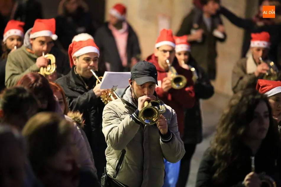 Foto 5 - Salamanca participa con &eacute;xito en una recogida de juguetes mediante un desfile ben&eacute;fico  