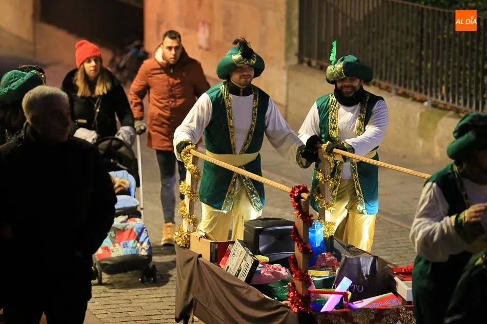 Foto 2 - Salamanca participa con &eacute;xito en una recogida de juguetes mediante un desfile ben&eacute;fico  