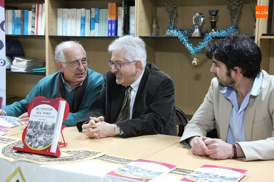 Foto 10 - To&ntilde;o Bl&aacute;zquez llega a Vitigudino con su libro &lsquo;El veneno del toro y otras bajas pasiones&rsquo;  