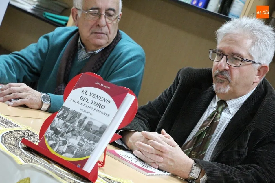 Foto 8 - To&ntilde;o Bl&aacute;zquez llega a Vitigudino con su libro &lsquo;El veneno del toro y otras bajas pasiones&rsquo;  