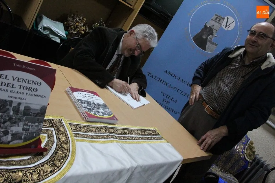 Foto 6 - To&ntilde;o Bl&aacute;zquez llega a Vitigudino con su libro &lsquo;El veneno del toro y otras bajas pasiones&rsquo;  