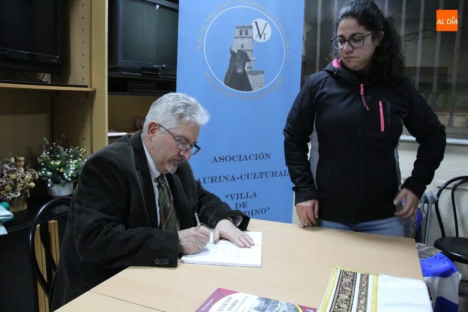 Foto 5 - To&ntilde;o Bl&aacute;zquez llega a Vitigudino con su libro &lsquo;El veneno del toro y otras bajas pasiones&rsquo;  