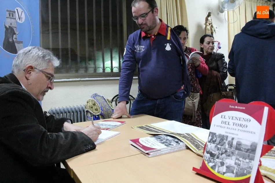 Foto 4 - To&ntilde;o Bl&aacute;zquez llega a Vitigudino con su libro &lsquo;El veneno del toro y otras bajas pasiones&rsquo;  