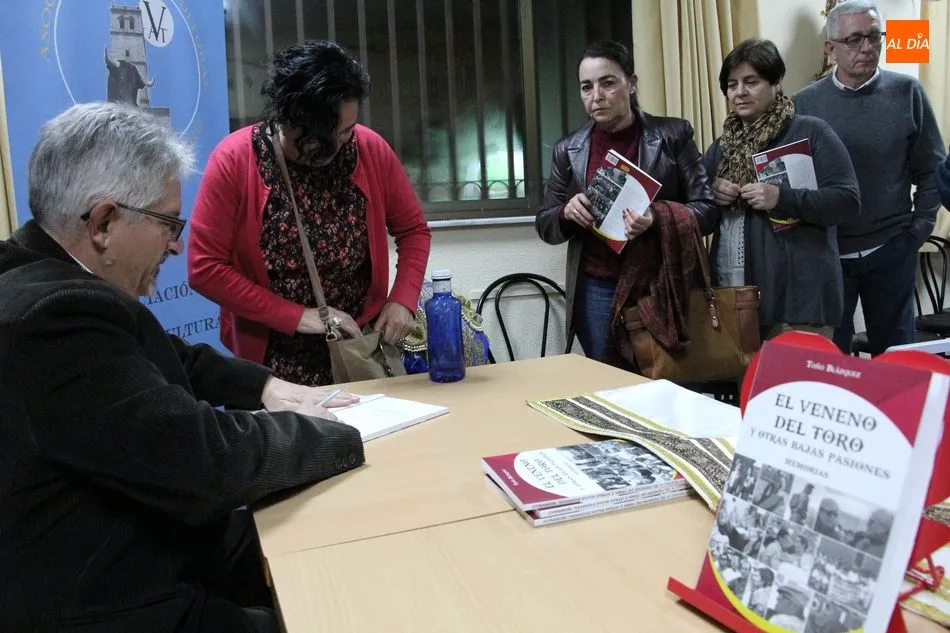 Foto 3 - To&ntilde;o Bl&aacute;zquez llega a Vitigudino con su libro &lsquo;El veneno del toro y otras bajas pasiones&rsquo;  