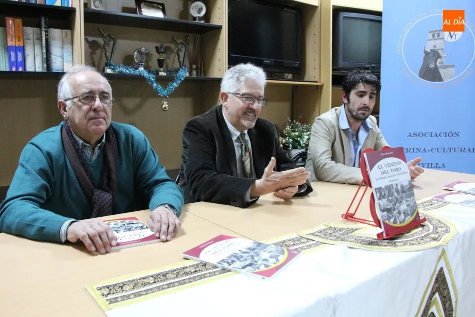 Foto 2 - To&ntilde;o Bl&aacute;zquez llega a Vitigudino con su libro &lsquo;El veneno del toro y otras bajas pasiones&rsquo;  