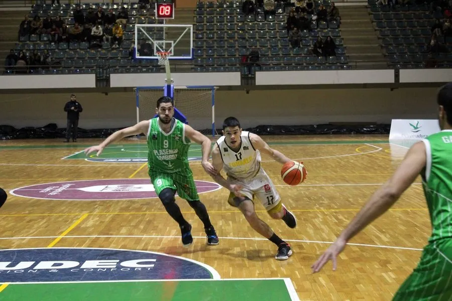 Foto 6 - Duro correctivo del CB Plasencia a La Antigua  
