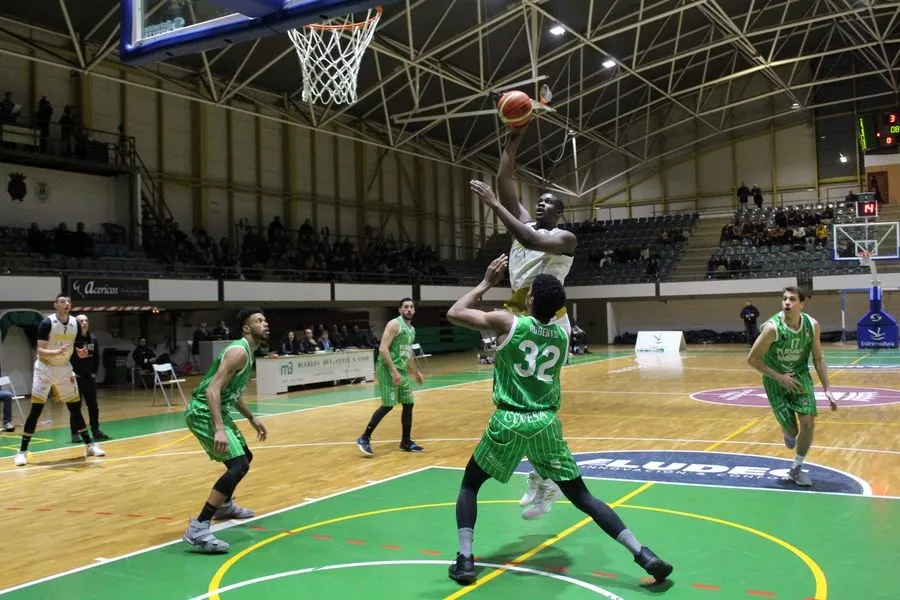 Foto 5 - Duro correctivo del CB Plasencia a La Antigua  