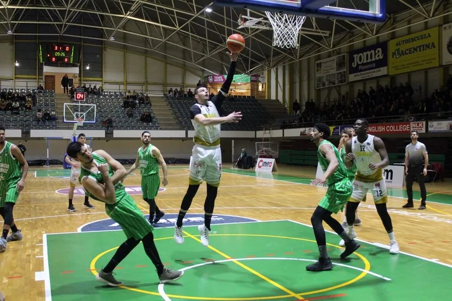 Foto 4 - Duro correctivo del CB Plasencia a La Antigua  