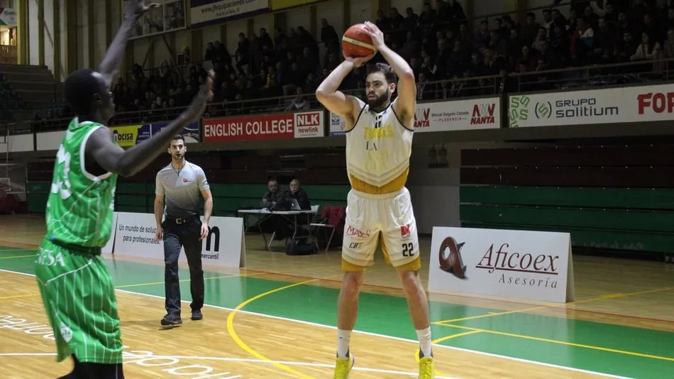 Duro correctivo del CB Plasencia a La Antigua  