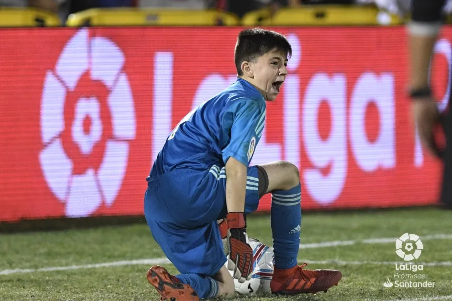 Gonzalo Castilla celebra un penalti parado / @LaLiga