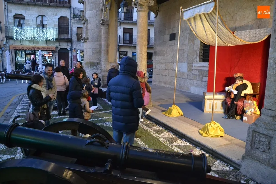 El Cartero Real se pasa por la Plaza Mayor en una tarde de bajas temperaturas  