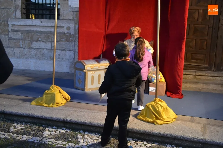 Foto 9 - El Cartero Real se pasa por la Plaza Mayor en una tarde de bajas temperaturas  