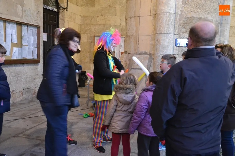 Foto 5 - El Cartero Real se pasa por la Plaza Mayor en una tarde de bajas temperaturas  
