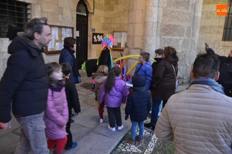 Foto 6 - El Cartero Real se pasa por la Plaza Mayor en una tarde de bajas temperaturas  