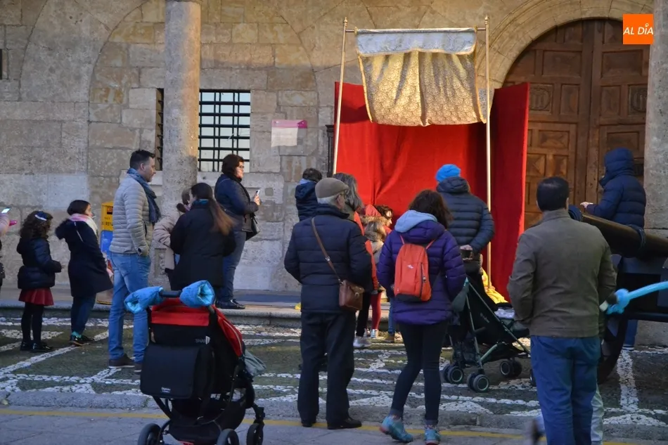 Foto 7 - El Cartero Real se pasa por la Plaza Mayor en una tarde de bajas temperaturas  