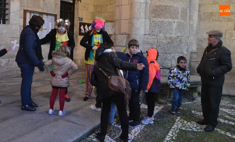 Foto 3 - El Cartero Real se pasa por la Plaza Mayor en una tarde de bajas temperaturas  