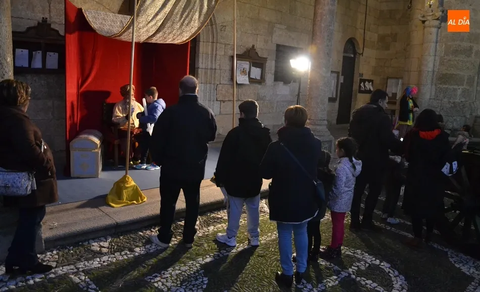 Foto 2 - El Cartero Real se pasa por la Plaza Mayor en una tarde de bajas temperaturas  