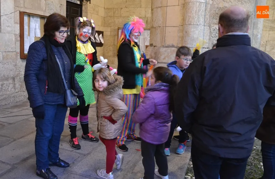 Foto 4 - El Cartero Real se pasa por la Plaza Mayor en una tarde de bajas temperaturas  