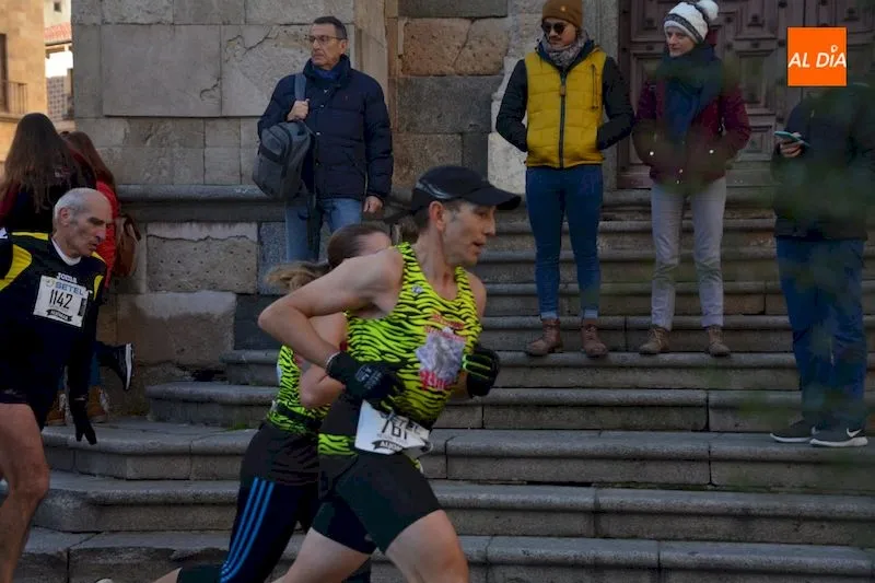 Foto 5 - Jorge Blanco y Nuria Lugueros se coronan vencedores de la XXXV San Silvestre Salmantina