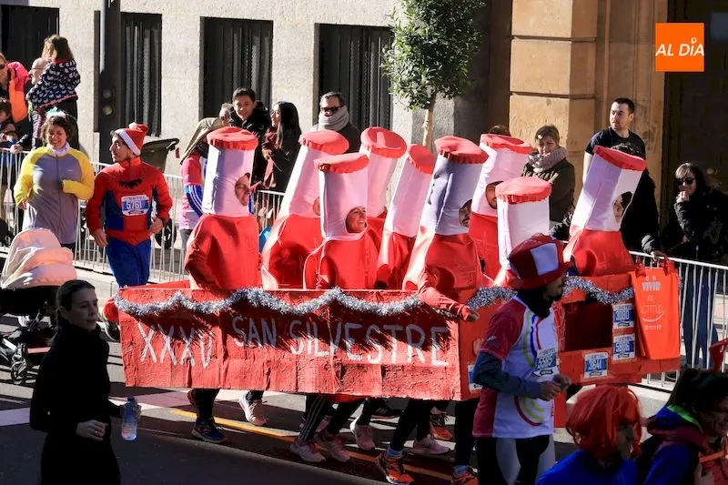 Un grupo de personas disfrazadas de latas de cerveza