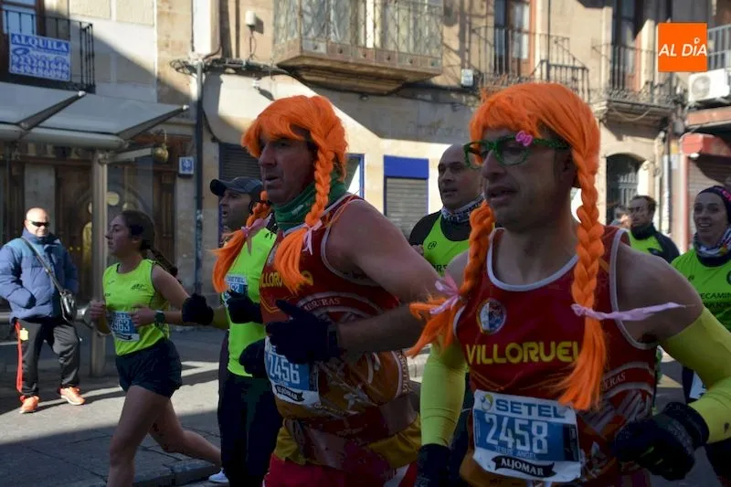 Foto 11 - Los disfraces llenan de colorido y alegr&iacute;a la XXXV San Silvestre Salmantina