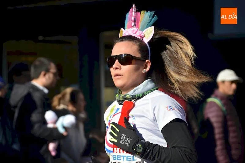 Foto 10 - Los disfraces llenan de colorido y alegr&iacute;a la XXXV San Silvestre Salmantina