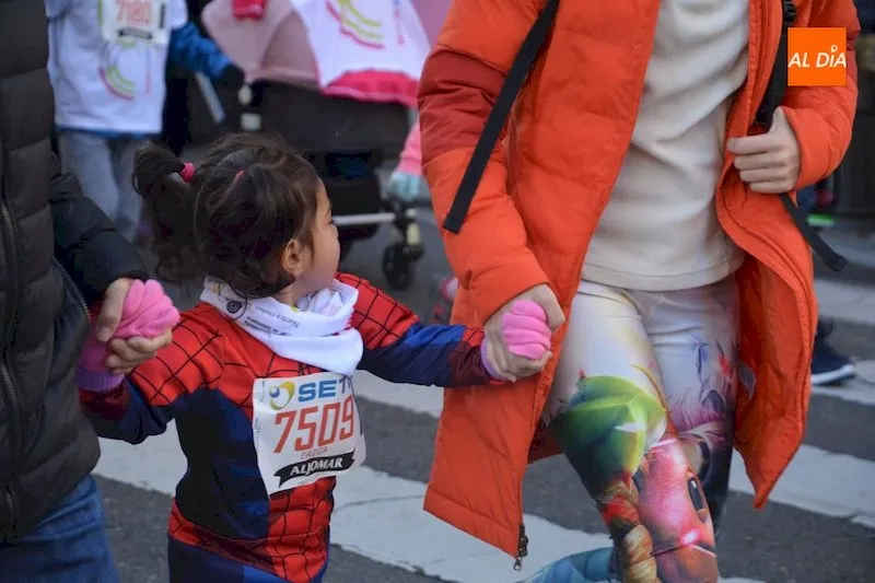 Foto 7 - Los disfraces llenan de colorido y alegr&iacute;a la XXXV San Silvestre Salmantina