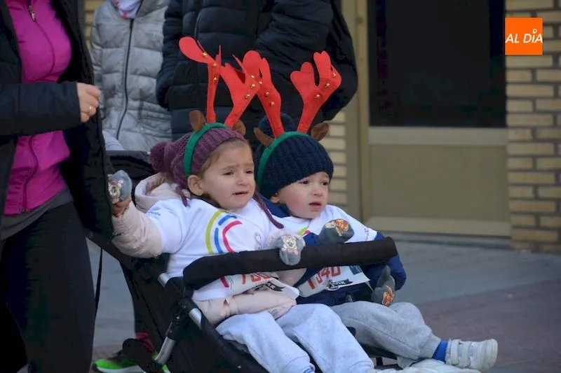 Foto 6 - Los disfraces llenan de colorido y alegr&iacute;a la XXXV San Silvestre Salmantina
