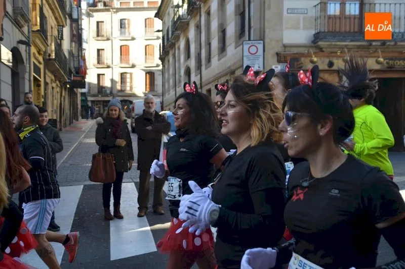 Foto 5 - Los disfraces llenan de colorido y alegr&iacute;a la XXXV San Silvestre Salmantina
