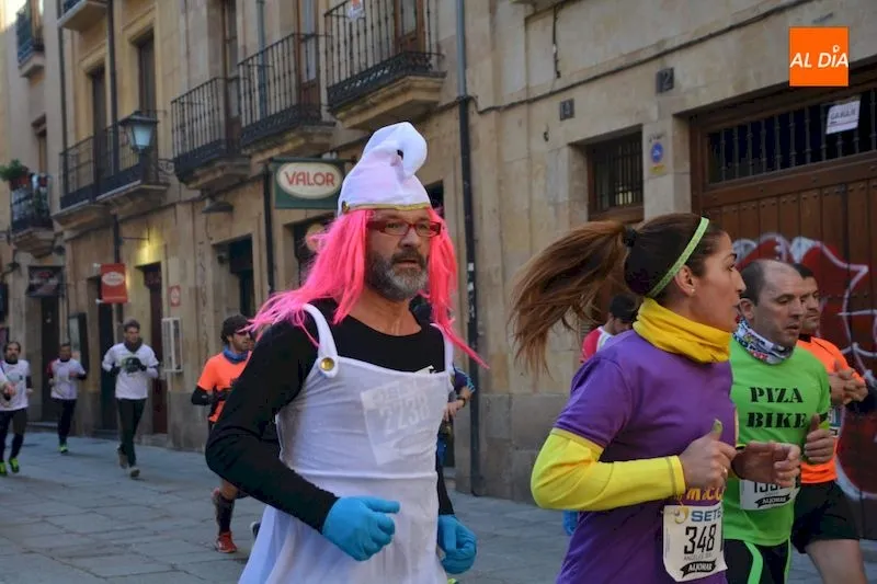Foto 3 - Los disfraces llenan de colorido y alegr&iacute;a la XXXV San Silvestre Salmantina