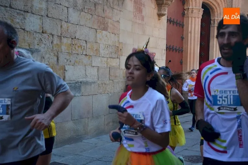 Foto 2 - Los disfraces llenan de colorido y alegr&iacute;a la XXXV San Silvestre Salmantina