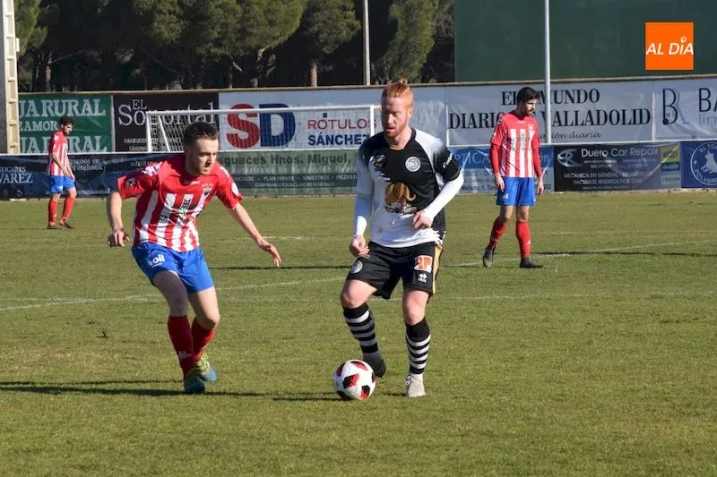 Peli conduce el balón ante la presión de un rival