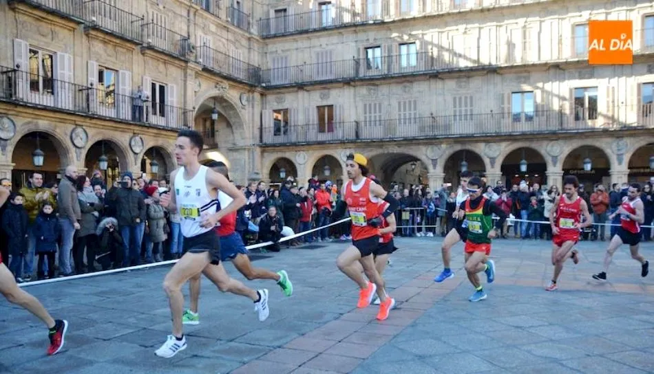 Jorge Blanco (con gorra amarilla) a su paso por la Plaza Mayor / Alberto Martín