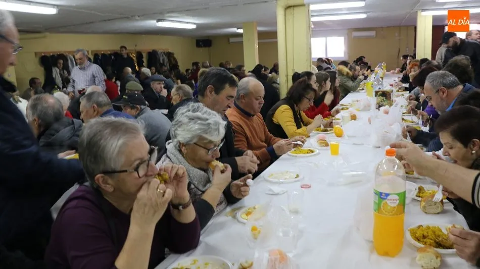 Foto 11 - Navidad solidaria en Aldead&aacute;vila con casi 300 platos de paella  