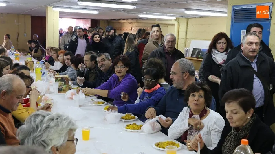 Foto 10 - Navidad solidaria en Aldead&aacute;vila con casi 300 platos de paella  